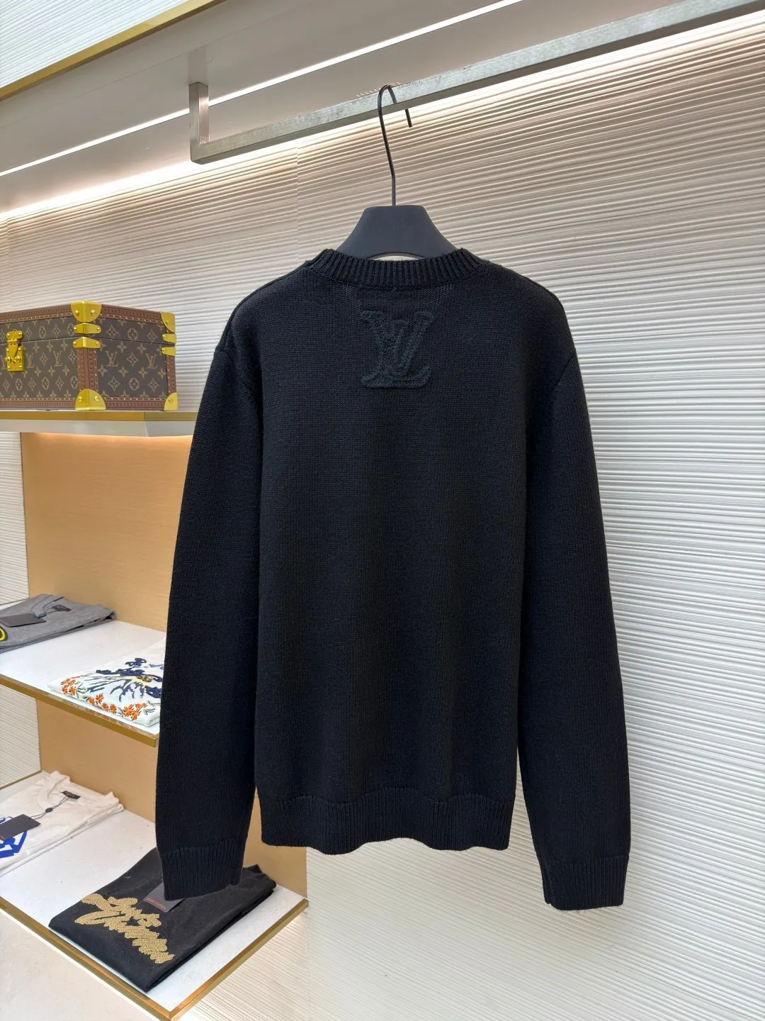 LOUIS VUITTON SKI ski series knitted hollow jacquard sweater ●Original version: purchased and developed by 27989 ●Item number: 1681815-B00 ●Fabric: wool blended fabric ●Technology: knitted jacquard production ●Color: black ●Version: fitted version ●Weight: about 665 grams ●Size: S-M-L-XL ●Description: Made of high-count worsted wool blended fabric, with fine plain stitch as the base, the brand's iconic elements Monogram four-leaf flower, diamond pattern, and LV letter logo are presented through three-dimensional jacquard technology. They are all raised in the same color texture. The texture is full and soft to the touch, taking into account low-key texture and brand recognition. The collar, cuffs and hem are ribbed, and the elastic knitted structure ensures fit and durability. The body is slightly loosely cut, and the jacquard texture is evenly distributed without excess threads. The overall craftsmanship reflects the fine workmanship and high-end texture of luxury knitted items. The overall wiring is straight and delicate, the fabric is comfortable and soft, and the color is consistent without color difference. It can be matched with the same style to create a fashionable look and control various occasions. Customized accessories, complete with three standards, same style for men and women!